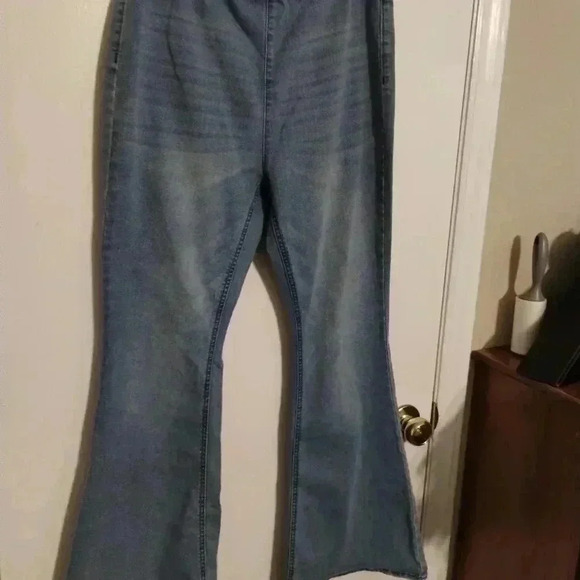 Ladies no boundaries elastic band Bell bottom jeans - Picture 3 of 6